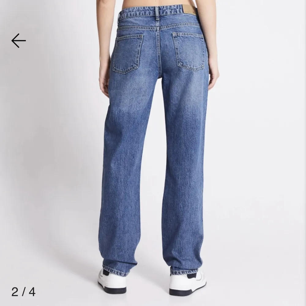 Hej! Säljer dessa lågmidjade jeans (mörkblåa) från lager 157. De är helt som nya och använda endast 1 gång. Säljer pga att de är för korta. Original priset är 400kr men har budgivning från 250kr. Hör av er om ni har fler frågor elelr funderingar🩷 . Jeans & Byxor.