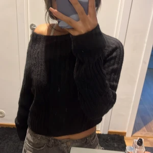 Stickat tröja  - Jättefint stickat tröja ifrån Monki i storlek S i brastick 💕