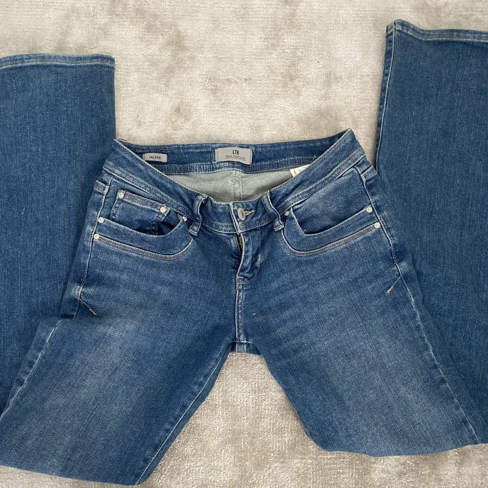 Ltb jeans low rise bootcut  i storlek 27 i midjan och 32 på längden. Har inga fläckar men har andvänds några gånger. Köpte de för 800 men säljer för 530 sek + frakt💕. Jeans & Byxor.