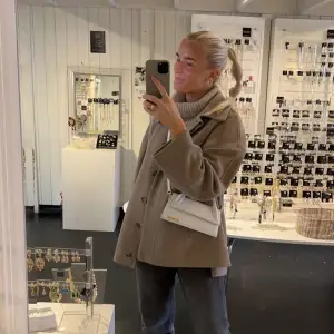 Beige kort kappa från NAKD 