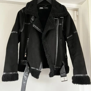 Zara jacka - Svart jacka från Zara.