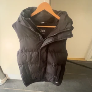 Zara väst  - Zara väst köpt för 800 kr finns inte kvar att köpa. Cond:9/10 förutom att dragdkedjan till den ena fickan är trasig.