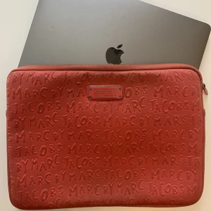 Marc jacobs dator fodral❤️❤️ - Så snyggt datorfodral från marc jacobs i rosa. 25x35 cm. Möts upp i Sthlm och fraktar❤️❤️
