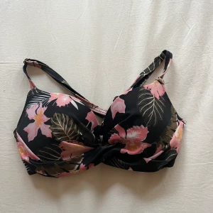 Bikini överdel - Jätte fin bikini men passar tyvärr inte längre😔💕
