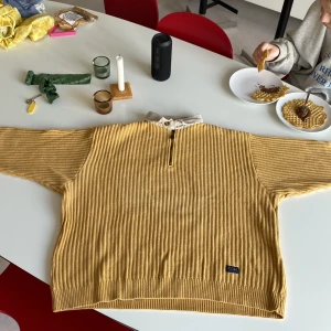 Vintage Peak Performance Tröja - Perfekta tröjan för sensommar, hösten, vintern och även våren. Skick: 9/10 inga fel med den Storlek: Small står det på lappen men den passar mig som är medium och är lite stor vilket är väldigt skönt. Den är vintage och kan inte köpas nu Nypris låg på 2k