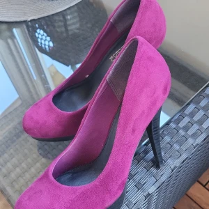 Pumps - Koralj färgad pump nästan nya använda bara en gång.