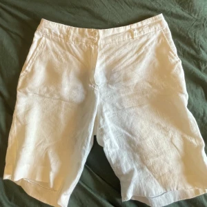 Linneshorts - köptes secondhand men jättebra skick, aldrig använt så de är alldeles för små som man kan se på bild 2😩inga lösa trådar, hål, fläckar osv. 