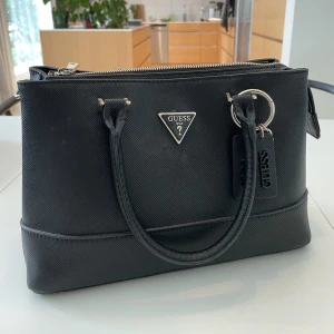 Guess väska - Fin guess väska i bra skick. Använd några gånger. Har stor förvaringsutrymmen. Kan användas som vardagsväska.