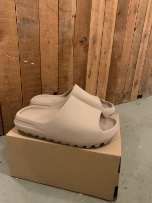 Yeezy slides - Säljer mina yeezy slides från adidas. Jättesköna att gå i, bra skick. Möts upp i Västerås eller fraktar 