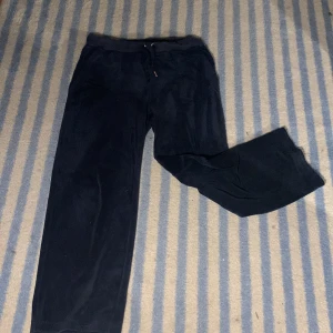 Mörkblå juicy byxor - Använda juicy byxor som är väldigt bekväma, en knapp är borta men annars så är den hel, den är tvättad.