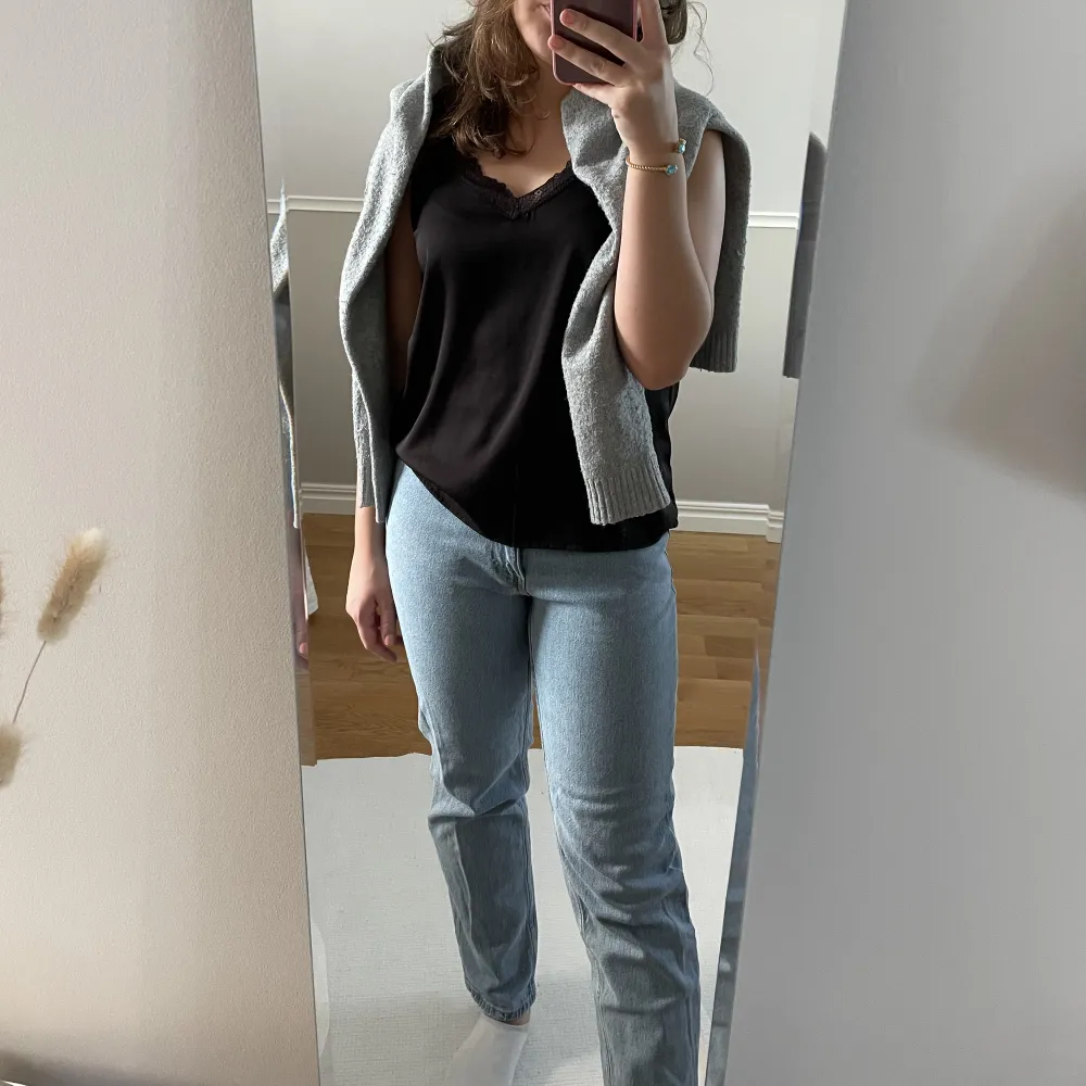 Jättesnygga jeans från Lindex i storlek 36. Sitter perfekt men börjar bli lite små i midjan. Har endast använt dom 3 gånger så i nyskick. Skriv om ni är intresserade eller har övriga frågor. Pris kan diskuteras och köparen står för frakten❤️. Farkut & Housut.