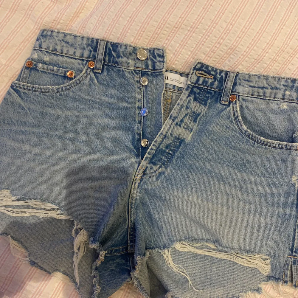 Mid-rised jeansshorts från zara. Kommer inte till användning då de är för stora, har använt en gång. Köpte dom för 400kr. Jeans & Byxor.