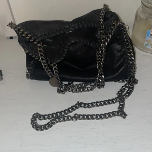 Stella liknande väska - Säljer pga använder inte längre. Högsta bud just nu 260kr🥰