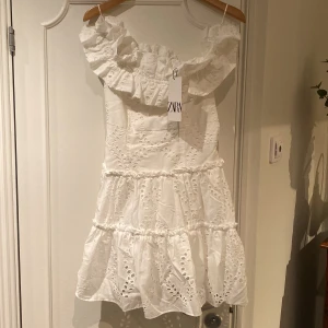 Vit klänning från Zara  - Säljer denna jättefina helt oanvända ”off shoulder” klänningen från zara. I storlek xs. Köptes för 699kr och säljer för 500kr❤️‍🔥