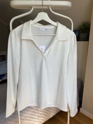 Fin tröja  - Säljer en fin tröja från vila i stolek L.  Aldrig använd.  Säljer för 80kr Köparen står för frakt 🌸