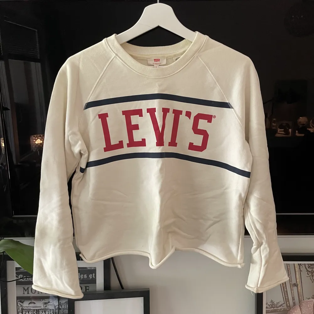 Säljer denna Levis tröja då den inte kommer till användning. Storlek M men passar mig som har xs-s i vanliga fall också. I mycket bra skick. Säljer för 120kr + frakt🥰. Tröjor & Koftor.