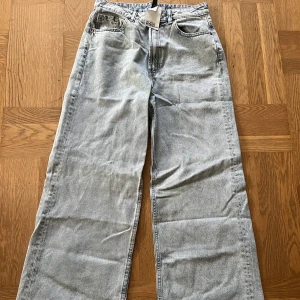 Raka jeans - Raka jeans från HM. Aldrig använda. Prislappen sitter kvar.  Storlek 38.