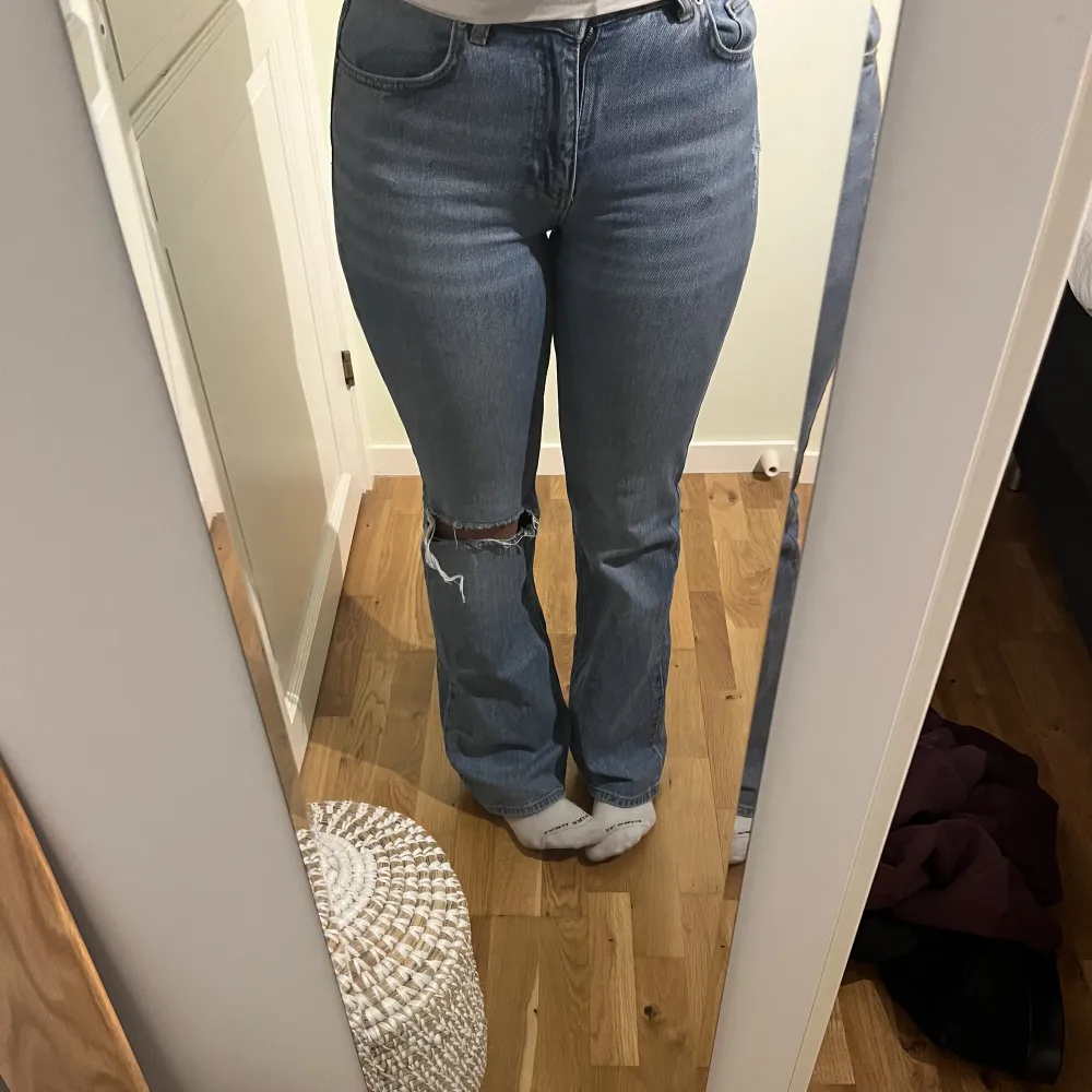 Säljer dessa jeans ifrån Gina Tricot i storlek 38, dom är sparsamt använda💗det finns en liten fläck på bakficka men inget som jag märkt av💗priset kan diskuteras. Jeans & Byxor.