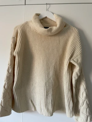 Stickad tröja - Mysig stickad vit tröja med fina detaljer på ärmarna. Polokrage som är gosig på sensommarkvällarna✨