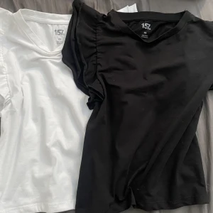 topp med volangärmar  - topp med volangärmar från lager 157. kommer ej till användning, har endast provat dem. 50kr styck💕