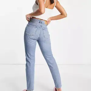 Säljer mina ljusa jeans från MONKI i modellen Kimomo. De är högmidjade och i storlek 24 (Monkis storlekar skiljer sig lite- skulle säga att de är 34/XXS). Frakt tillkommer men kan även mötas upp❤️ Nypris 400kr