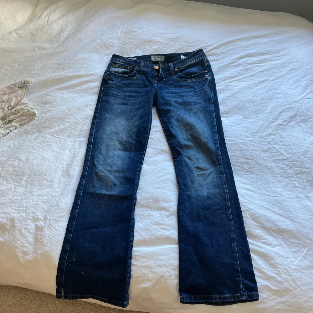 Såå fina lågmidjade bootcut jeans från ltb.  Slutsålda i många storlekar och är i nyskick. Nypris 799kr💕. Jeans & Byxor.