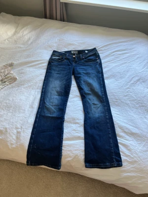 Lågmidjade jeans - Såå fina lågmidjade bootcut jeans från ltb.  Slutsålda i många storlekar och är i nyskick. Nypris 799kr💕