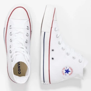 Vita Converse❤️ - Så snygga vita Converse helt perfekta nu när det är sommar❤️ priset är diskuterbart🫶🫶nypris: 799❤️ de är i bra skick men har lite smuts på vissa ställen (går nog att få bort ganska lätt)❤️ kan frakta eller mötas🫶