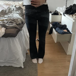 Jeans  - Snygga svarta lågmidjade jeans från zara. Väldigt stretchiga, dem är väldigt små i strl, skulle passa ngn som ä har 36-38 i byxor bra. använda 2 ggr❤️❤️
