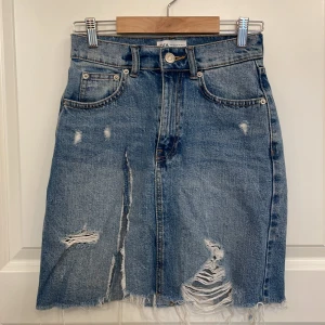 Jeanskjol med slits  - Säljer denna snygga jeanskjolen med slits på låret. Sitter super snyggt men används inte längre. 