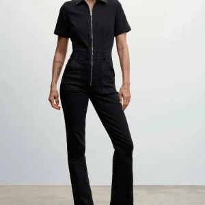 Svart jeans jumpsuit - Svart jeansjumpsuit från mango, slutsåld i storlek 36! Säljer för 500 exklusive frakt