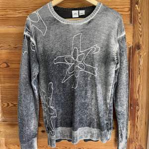 Tung longsleeve från Armani Exchange. Köpt second hand men aldrig använd, perfekt skick. Storlek S men passar också M