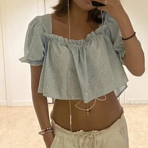 Sommar topp  - En fin blommig sommar topp i stolek Xs/s 🤍🤩