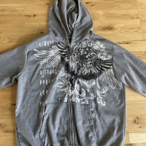 2 pack zipup och tröja - Säljer nu min snygga zipup och tröja av väldigt bra kvalite. Bra skick & tagit väl hand om dem. Tål att tvättas i tvättmaskin 30grader Du får 2st i storlek S/M Tidlösa och går att matcha till det mesta! Priset är 150 exkl frakt.