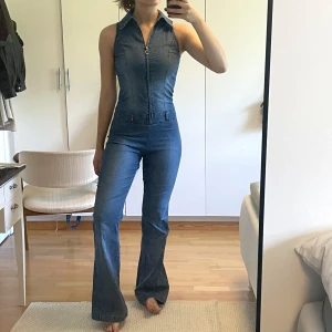 esprit jumpsuit - blå byxdress / jumpsuit från esprit!! så himla snygg med används tyvärr inte. Skönt material och lite stretchig! MÅTT: längd från axlar till benslut: 158cm, inenrbenslängd: 84cm, midja: 37cm!