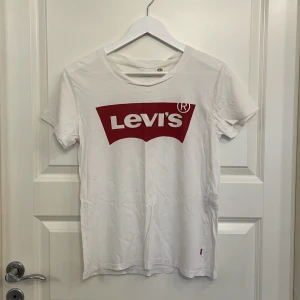 Vit Levis t-shirt  - Används inte längre men annars i bra skick och sitter fint. 