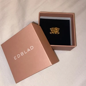 ring från edblad - helt oanvänd ring från edblad köpt nyligen för 399 kr, aldrig använd❤️tryck inte pä köp nu