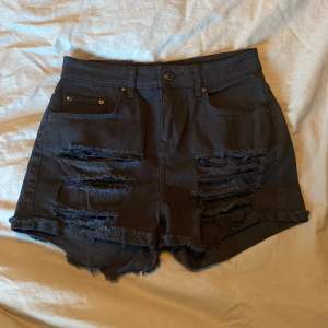 Svarta jeans-shorts med hål i storlek 36 från Gina Tricot💕 Använt ett fåtal gånger! 