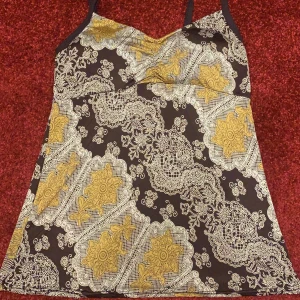 Lite retro topp med bygel - Super skönt material men säljes då den inte är min stil, använt skick. Den har bygel också. Dock ingen aning om vart den är köpt eller märket