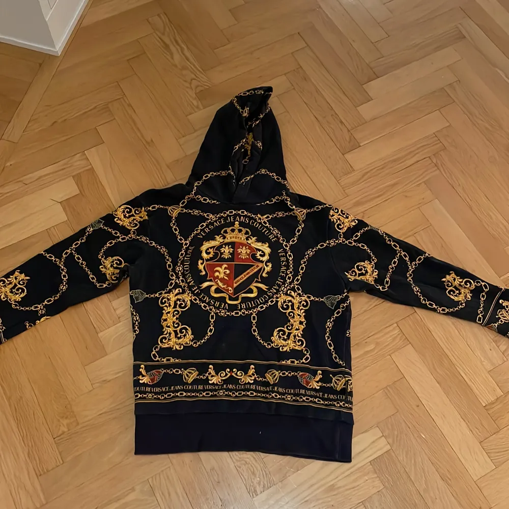 Riktigt snygg Versace hoodie i bra skick. Säljer pga att jag har bytt stil . Hoodies.