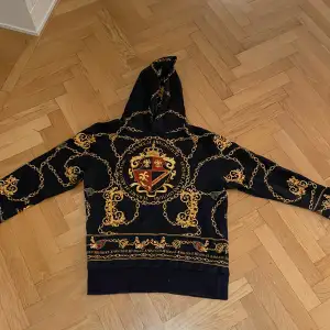 Riktigt snygg Versace hoodie i bra skick. Säljer pga att jag har bytt stil 