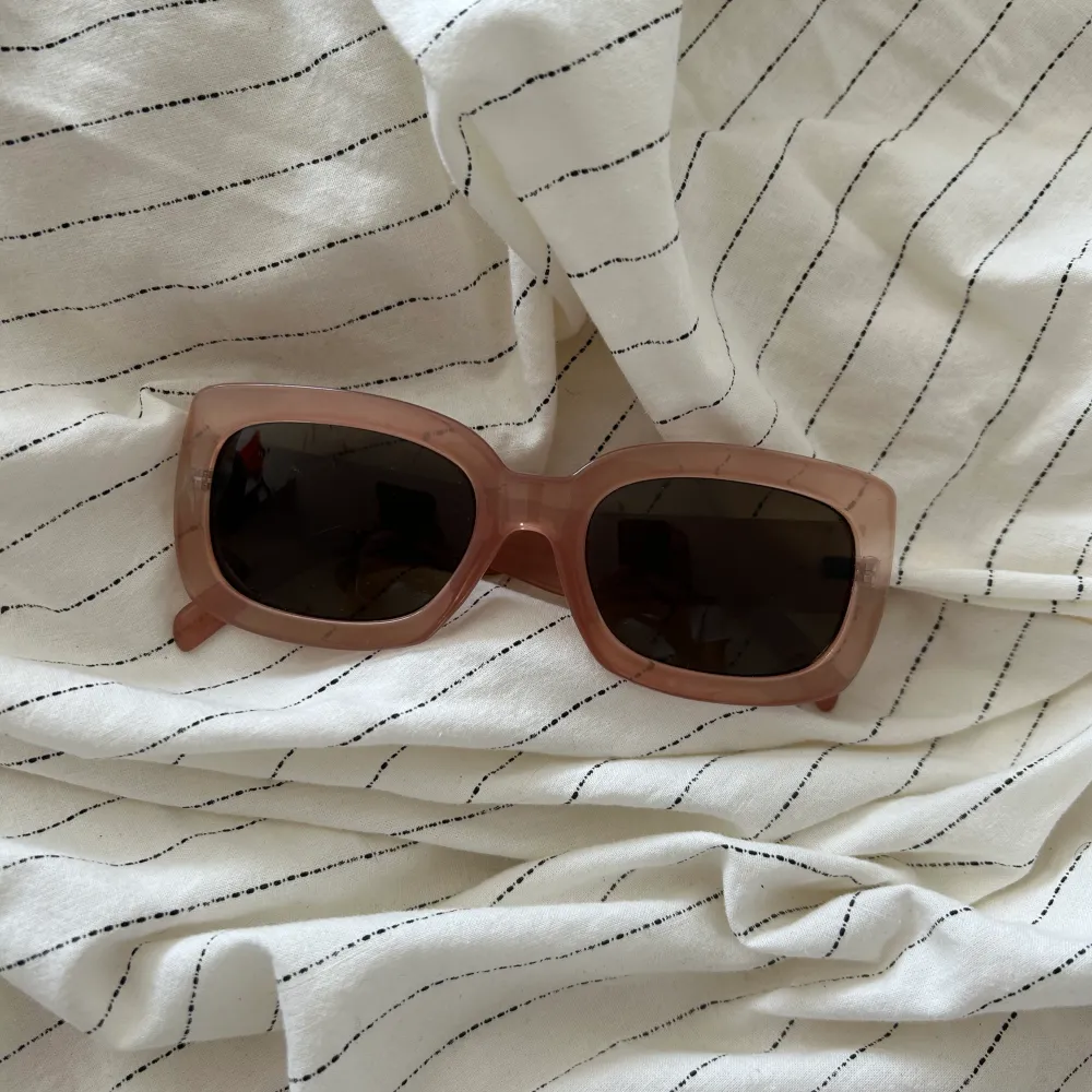 Pink sunglasses. Rectangle shape. Mango. Perfect for Barbies. Accessoarer.