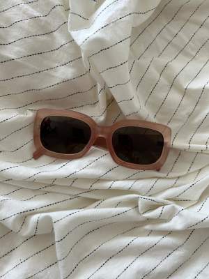 Pink sunglasses. Rectangle shape. Mango. Perfect for Barbies