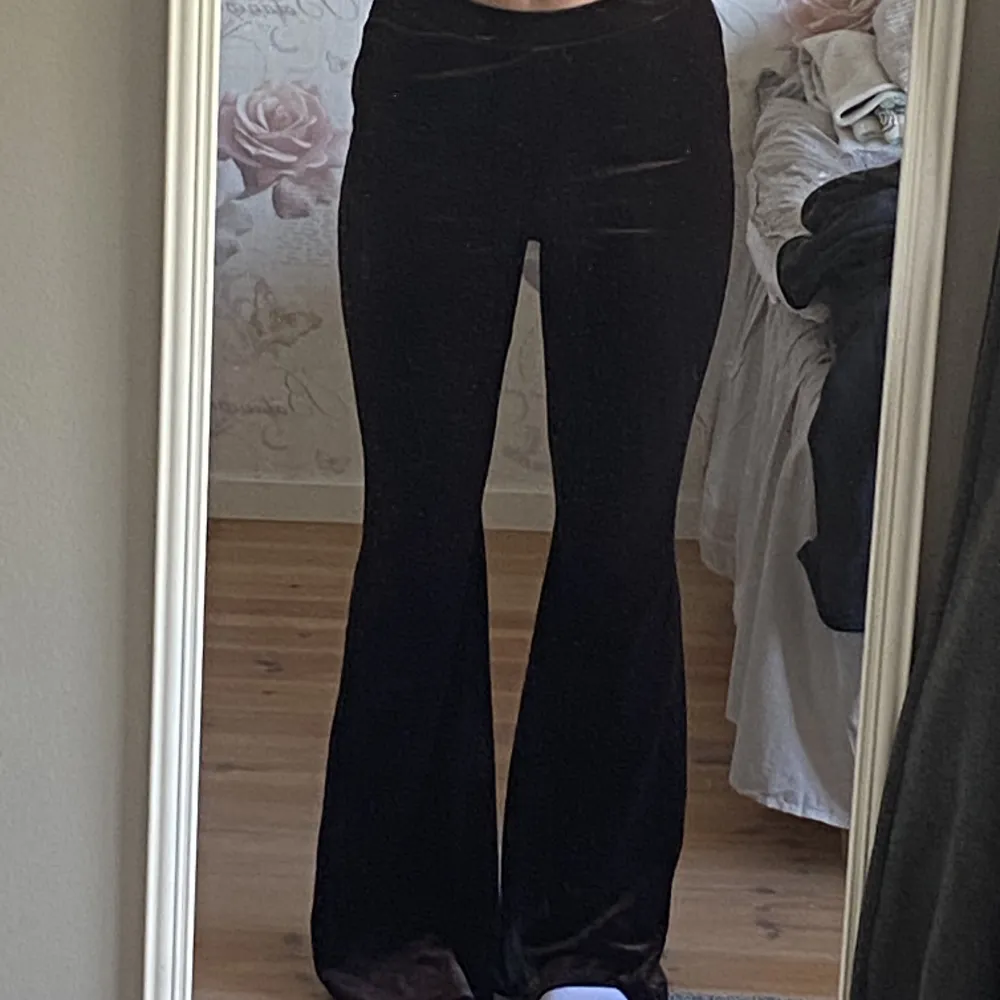 mörkbruna mjuka ”yogapants”!! sitter jätte bra och sköna men är tyvärr lite för långa på mig som är 1,67 typ och därför säljer jag dom ❤️. Jeans & Byxor.