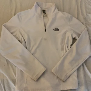 Vit the north face tröja  - Använd ungefär 4 gånger, fläckarna går bort det är bara att jag inte har hunnit tvätta den pågrund av att tvättmaskinen e sönder💞 kom gärna med frågor