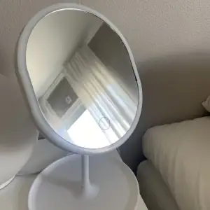 Spegel med lyse. 100kr. 