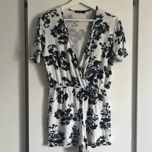 Mönstrad playsuit som passar s-m. Väldigt mjukt och skönt material.  Nypris 360kr 