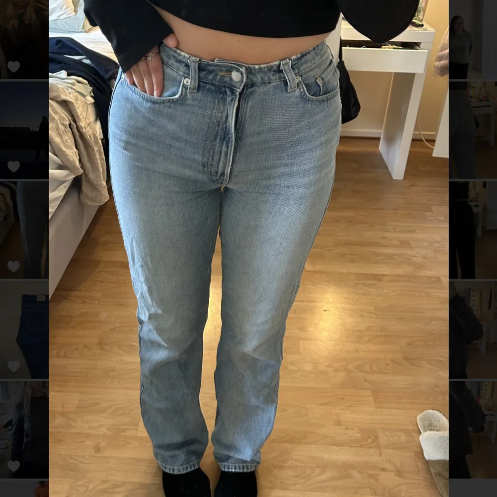 Ett par jeans i från weekday i modellen Rowe. Storlek 30/34. . Jeans & Byxor.