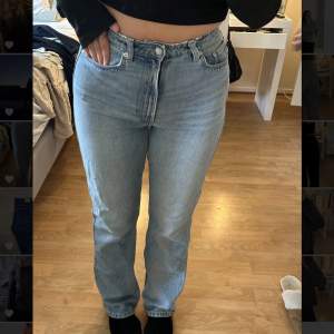 Ett par jeans i från weekday i modellen Rowe. Storlek 30/34. 