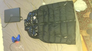 Moncler väst  - Fräsch moncler väst helt felfri o knappt använd säljs för den inte passar mig pris kan diskuteras vid snabb affär kan ta emot byten oxå 
